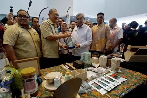 Timbalan Perdana Menteri Malaysia, Datuk Seri Dr Ahmad Zahid Hamidi (tiga dari kanan) hadir ke Majlis Pelancaran Skuad Sukarelawan Agrokomoditi di Ibu Pejabat Lembaga Minyak Sawit Malaysia pada 7 Mei.