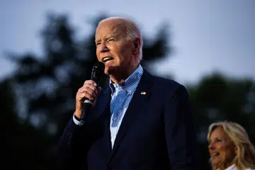 Presiden Amerika Syarikat, Encik Joe Biden, menyampaikan ucapan semasa sambutan Hari Kemerdekaan di luar Rumah Putih di Washington pada 4 Julai, sambil menegaskan beliau tidak akan berundur walau didesak. 