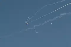 Letupan berikutan pemintasan peluru berpandu Iran dapat dilihat di ruang udara Dubai pada 1 Mac. Beberapa letupan berlaku di bandar-bandar Teluk di Dubai, Doha dan Manama. 