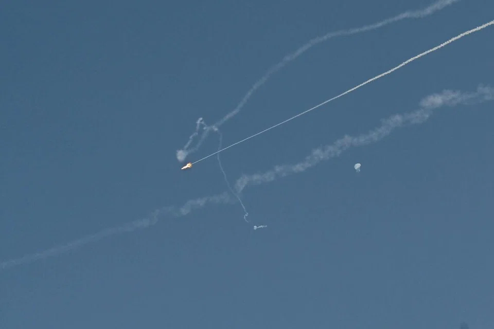 Letupan berikutan pemintasan peluru berpandu Iran dapat dilihat di ruang udara Dubai pada 1 Mac. Beberapa letupan berlaku di bandar-bandar Teluk di Dubai, Doha dan Manama. 