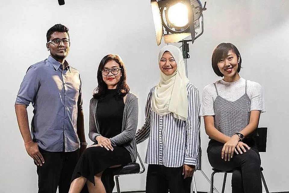 MILENIAL DENGAN MISI KEMASYARAKATAN: Mahasiswa NTU, Cik Nurul Atikah (dua dari kiri) dan Cik Nur Humaira (tiga dari kiri) gagahi cabaran menghasilkan dokumentari 'Living In Chains' tentang rumah pasung di Indonesia bersama dua rakan mereka, Encik Kannan Vijakumar (kiri) dan Cik Chia Chai Yun, di atas keinginan meninjau budaya tidak berperi kemanusiaan yang masih terus diamalkan di desa terpencil. - Foto THE CHAIN FILMS