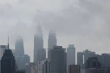 Bangunan Menara Berkembar Petronas yang dilitupi kabus tebal berikutan hujan berpanjangan. Jabatan Meteorologi (MetMalaysia) mengeluarkan amaran hujan akibat monsun timur laut di Malaysia dijangka memuncak pada Disember.