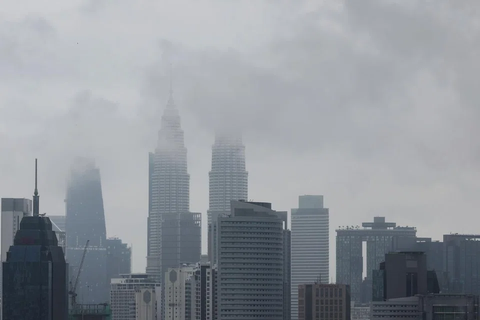 Bangunan Menara Berkembar Petronas yang dilitupi kabus tebal berikutan hujan berpanjangan. Jabatan Meteorologi (MetMalaysia) mengeluarkan amaran hujan akibat monsun timur laut di Malaysia dijangka memuncak pada Disember.