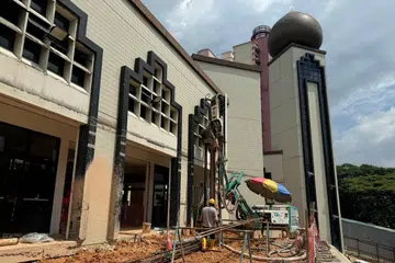 KERJA PENINGKATAN: Jumlah $6 juta masih diperlukan untuk kos peningkatan yang sedang berlangsung di Masjid Darul Makmur.
