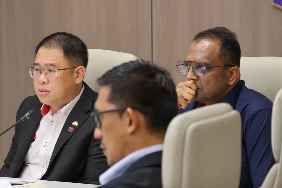 Pengerusi Jawatankuasa Kesihatan dan Alam Sekitar Johor, Encik Ling Tian Soon (kiri), bersama Pengerusi Jawatankuasa Perpaduan, Warisan dan Budaya Johor, Encik P. Pannir Selvam (kanan), ketika Mesyuarat Pelancongan Kesihatan Negeri Johor.