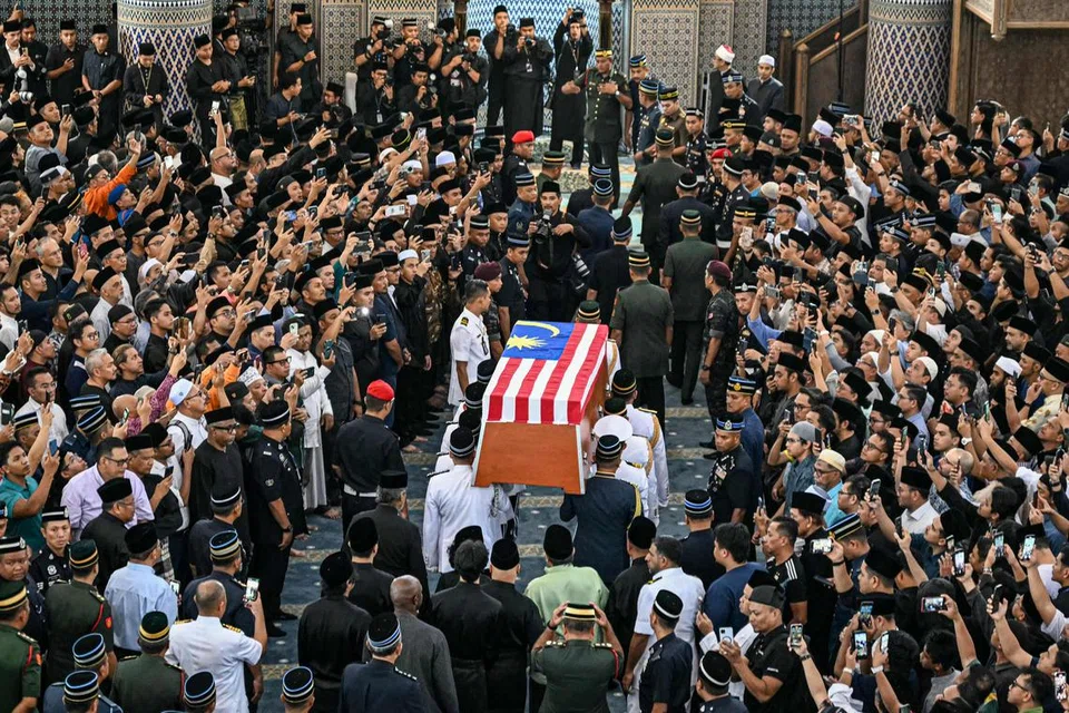 Orang ramai memanjatkan doa ketika pegawai tentera dan polis mengusung jenazah mantan Perdana Menteri Malaysia, Tun Abdullah Ahmad Badawi, sebelum dikebumikan dalam upacara pengebumian di Masjid Negara, Kuala Lumpur, pada 15 April 2025, susulan pemergian beliau pada 14 April pada usia 85 tahun.