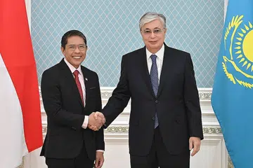 PERERAT HUBUNGAN: Dr Mohamad Maliki Osman bersama Presiden Kassym-Jomart Tokayev semalam. - Foto MFA