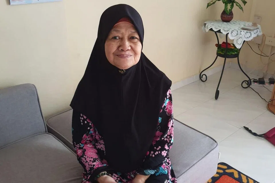 RAYA BERBEZA: Cik Nawiyah Adrahee yang tinggal berasingan daripada anak-anaknya hanya mampu membuat panggilan telefon bersama anak-anaknya pada hari pertama Syawal dan sedih tidak dapat berkumpul beramai-ramai seperti tahun-tahun sudah. - Foto ROWENA HANAFIAH