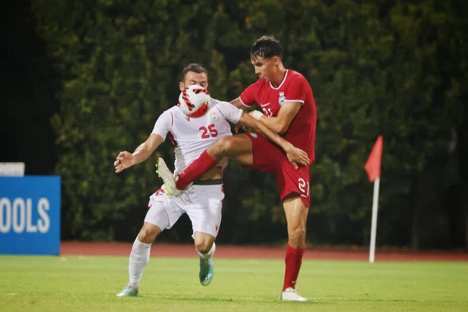 KEMBALI BERAKSI: Pemain pertahanan Jacob Mahler (kanan) ketika beraksi bagi Singapura menentang Tajikistan dalam satu perlawanan persahabatan antarabangsa di Stadium Bishan pada Jumaat. 