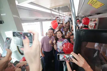 Anggota Parlimen GRC Marsiling-Yew Tee GRC, Encik Zaqy Mohamad (kiri) dan Cik Hany Soh (dua dari kiri) bergambar bersama penumpang bas perkhidmatan baru 967. 