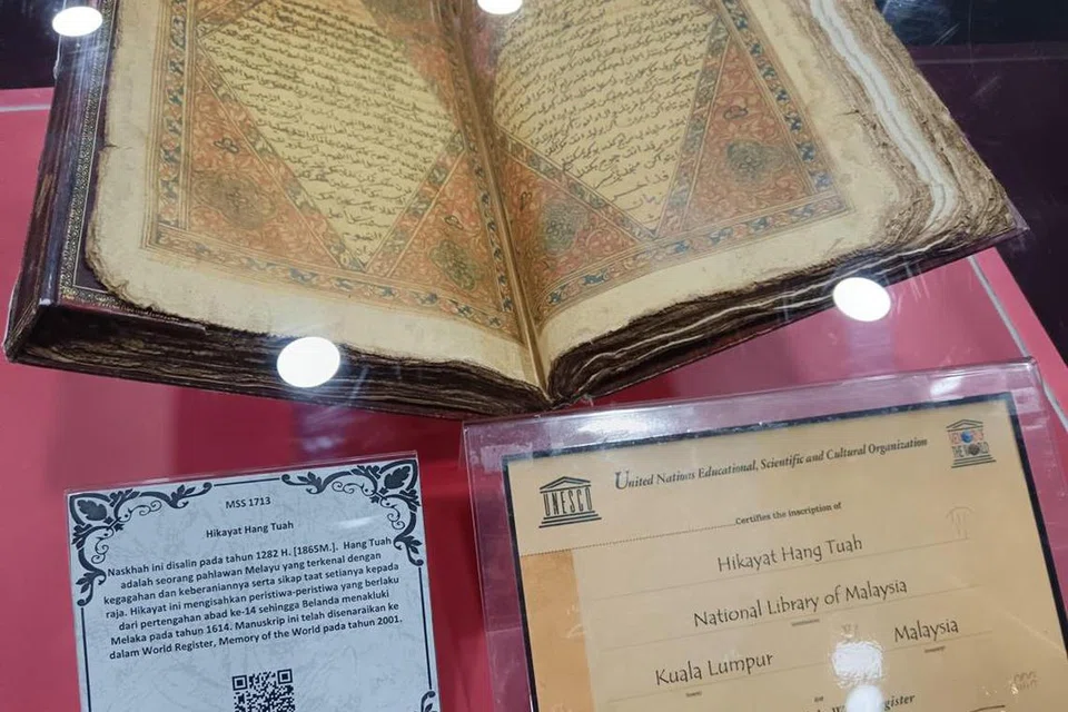 DARI SEJARAH: Manuskrip bahasa Melayu lama yang dipelihara antara yang dipamerkan di Karnival Dekad Bahasa Kebangsaan dan Dekad Membaca Kebangsaan 2023 oleh Perdana Menteri Malaysia, Datuk Seri Anwar Ibrahim, di Universiti Multimedia (MMU), Cyberjaya, Sepang, Selangor, pada Rabu.