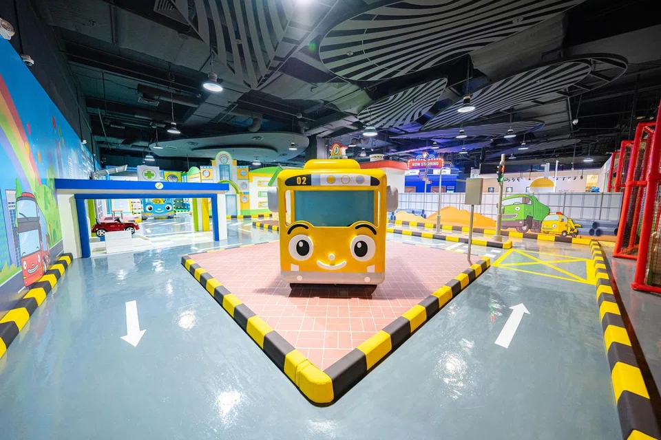 RIA BERSAMA TAYO: Taman permainan dalam bangunan Tayo Station, yang bertemakan siri animasi Korea Selatan tentang bas biru kecil bernama Tayo dan rakan-rakannya, di Downtown East kini telah dibuka semula selepas dua bulan menjalani kerja-kerja peningkatan.