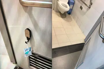 POLIS SEDANG MENYIASAT: Kamera yang disembunyikan dalam cangkuk plastik di tandas orang kurang upaya di Besmen 1 bangunan yang dikongsi oleh Sekolah Ilmu Kemanusiaan dan Sekolah Sains Sosial NTU.