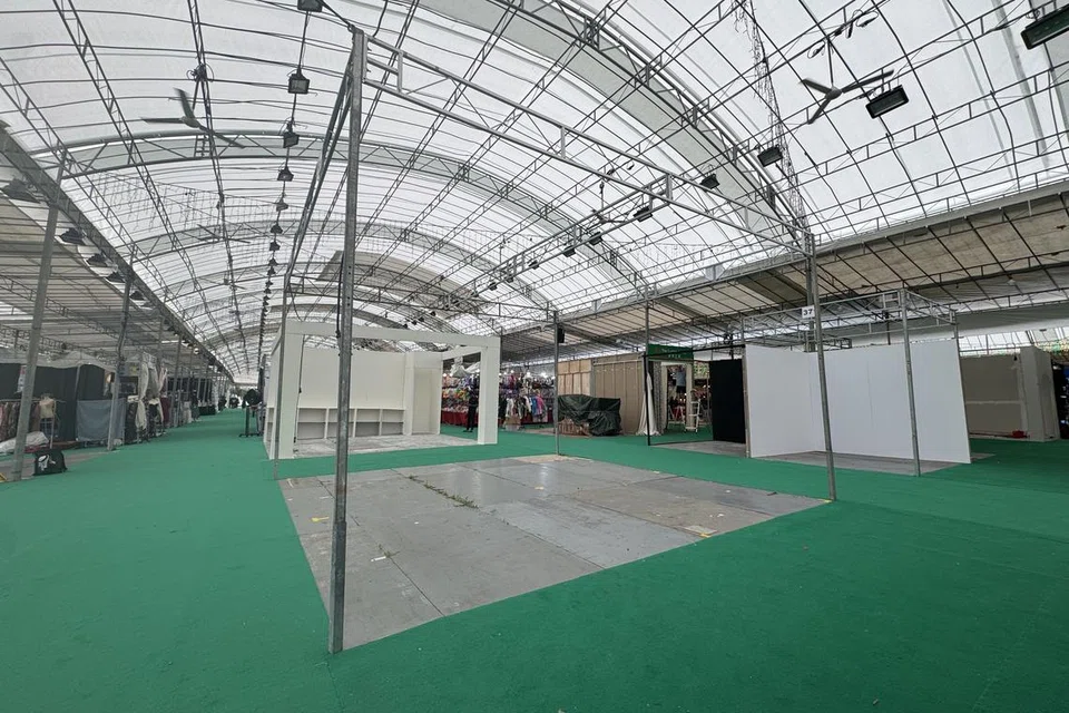 Antara 30 ruang gerai yang terletak di deretan Engku Aman Road masih kelihatan kosong semasa Bazar Raya Geylang Serai 2025 mula beroperasi pada 26 Februari.
