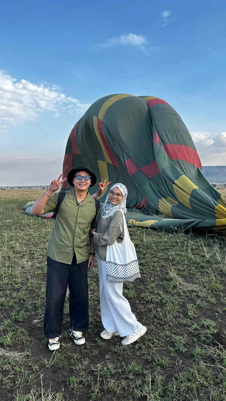 Encik Muhammad Syabil Sarwani dan Cik Nur Maisarah Omar menikmati pengalaman menaiki belon udara panas di pulau Zanzibar.