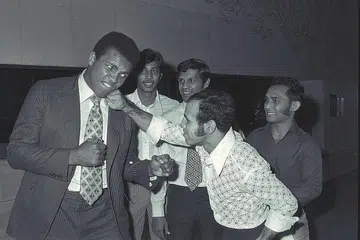 ADA APA PADA NAMA?: Apatah kaitan antara filem 'Ali Baba Bujang Lapok' dengan kehebatan bekas petinju terbaik dunia, Allahyarham Muhammad Ali (gambar atas) dan juga tokoh e-dagang mashyur asal China, Encik Jack Ma? Tepuk dada, tanya selera... - Foto AFP, fail