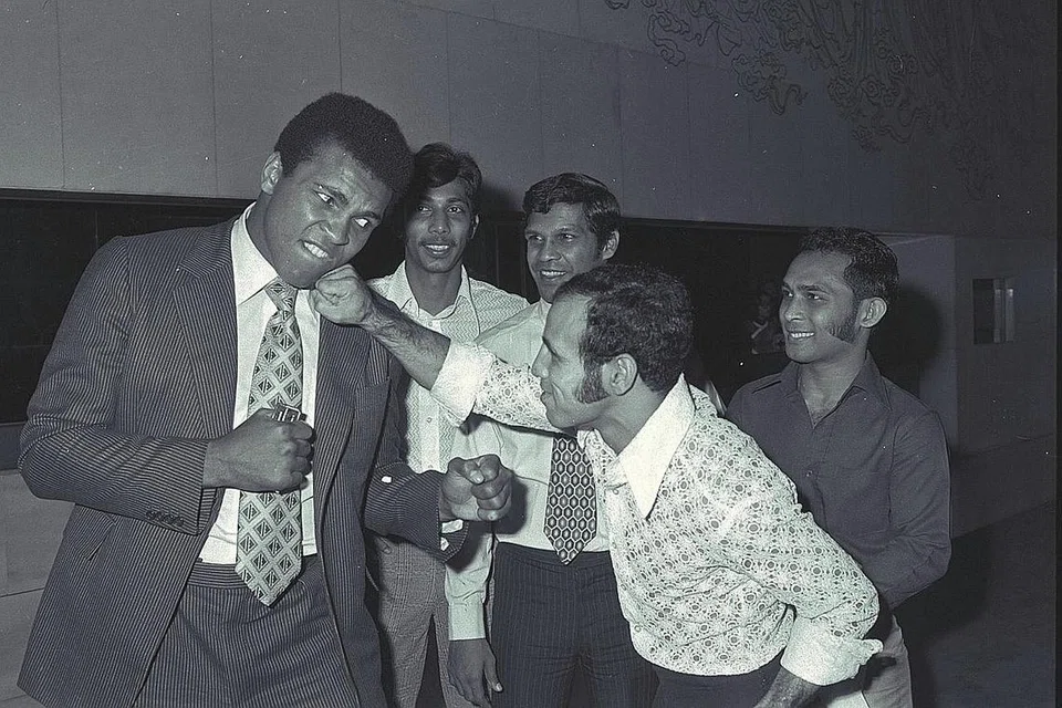 ADA APA PADA NAMA?: Apatah kaitan antara filem 'Ali Baba Bujang Lapok' dengan kehebatan bekas petinju terbaik dunia, Allahyarham Muhammad Ali (gambar atas) dan juga tokoh e-dagang mashyur asal China, Encik Jack Ma? Tepuk dada, tanya selera... - Foto AFP, fail