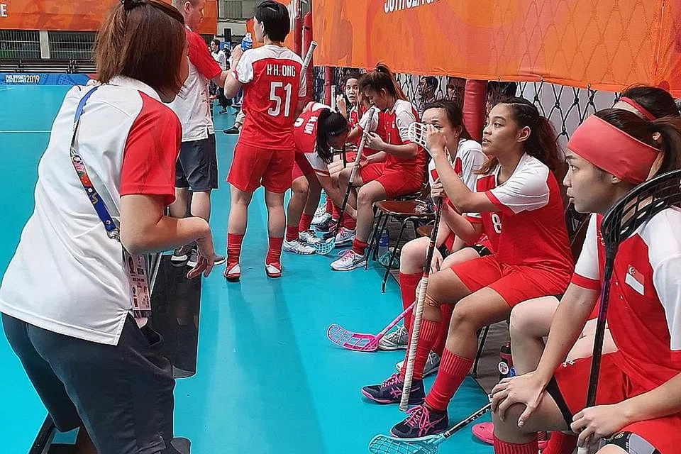 TERUSKAN KEMENANGAN: Pasukan floorball wanita negara mengalahkan Thailand 4-1 di Gim Kolej Kinetik Manusia di Universiti Filipina di Manila pagi semalam. - Foto SINGAPORE FLOORBALL ASSOCATION