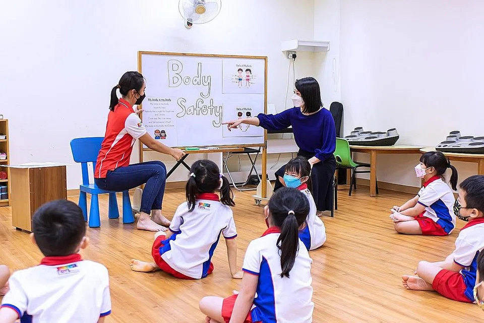 TINGKAT KESEDARAN: Cik Sun Xueling (belakang, kanan) mengunjungi PCF Sparkletots @ Sengkang Central Blok 208 pagi semalam dan memerhatikan pelajaran keselamatan tubuh yang dijalankan di kelas Tadika 2. - Foto MSF