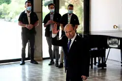 GARIS MATLAMAT: Perdana Menteri baru Israel, Encik Naftali Bennett (kiri) berjanji untuk menyatukan negara yang telah terganggu oleh empat pilihan raya dalam tempoh dua tahun melalui kebuntuan politik. - Foto EPA-EFE