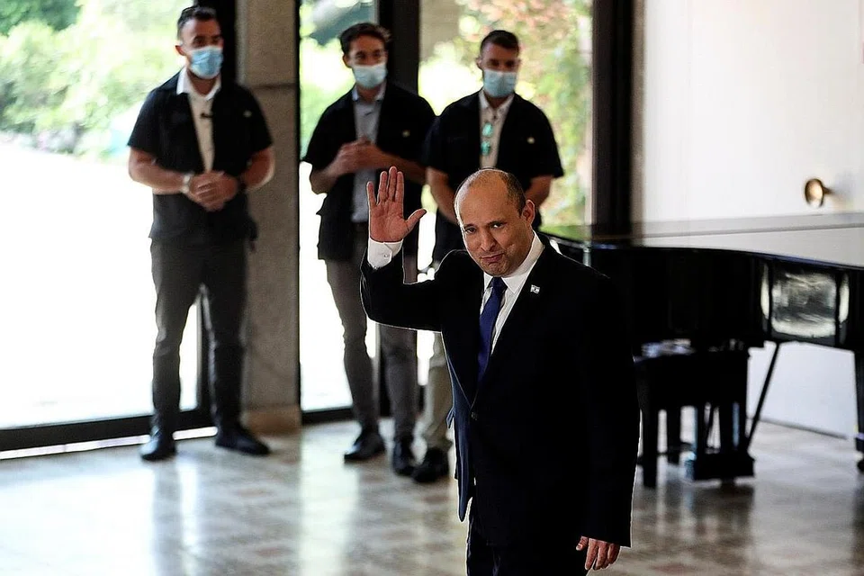 GARIS MATLAMAT: Perdana Menteri baru Israel, Encik Naftali Bennett (kiri) berjanji untuk menyatukan negara yang telah terganggu oleh empat pilihan raya dalam tempoh dua tahun melalui kebuntuan politik. - Foto EPA-EFE