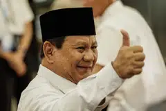Presiden Indonesia, Encik Prabowo Subianto, membuat isyarat tangan selepas menghadiri pelancaran sistem baru bagi pemindahan terus elaun ke akaun bank guru sekolah awam daerah, bertempat di Kementerian Pendidikan Rendah dan Menengah di Jakarta pada 13 Mac.