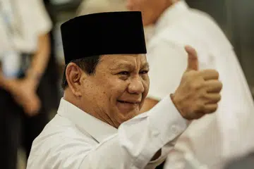 Presiden Indonesia, Encik Prabowo Subianto, membuat isyarat tangan selepas menghadiri pelancaran sistem baru bagi pemindahan terus elaun ke akaun bank guru sekolah awam daerah, bertempat di Kementerian Pendidikan Rendah dan Menengah di Jakarta pada 13 Mac.