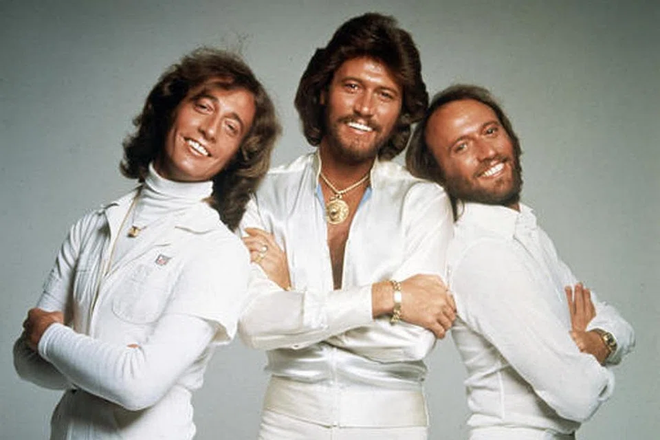KEKAL POPULAR: Kumpulan Bee Gees terdiri daripada (dari kiri) Robin, Barry dan Maurice Gibb. - Foto fail AP