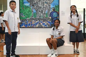 KARYA GABUNGAN: Lukisan akrilik atas kanvas, ‘When We Were There!’ merupakan gabungan seni karya (dari kiri) Paul Lim Sei Kiat, Shurtika Manimaran dan Nur Marissa Muhammad Faisal, pelajar-pelajar tahun kedua Seni Visual kelab Artis Muda. Ia diilhamkan daripada pelukis Singapura kelahiran Cina, Chua Mia Tee, ‘Poem of Malaya’. 
