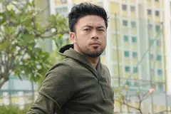 TERKEJUT DAPAT 'LAMARAN': Ryan Sufiyan akur usia 35 tahun mungkin terlalu lewat bagi membina kerjaya lakonan tetapi ternyata ada rezeki baginya dengan kontrak ditandatangani bersama syarikat Metrowealth International Group (MIG) milik Mejar David Teo, baru-baru ini. - Foto ZAINAL YAHYA