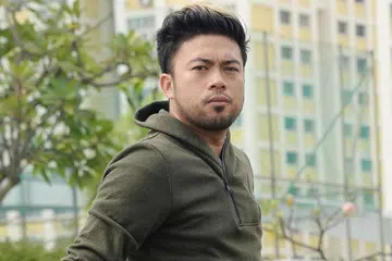 TERKEJUT DAPAT 'LAMARAN': Ryan Sufiyan akur usia 35 tahun mungkin terlalu lewat bagi membina kerjaya lakonan tetapi ternyata ada rezeki baginya dengan kontrak ditandatangani bersama syarikat Metrowealth International Group (MIG) milik Mejar David Teo, baru-baru ini. - Foto ZAINAL YAHYA