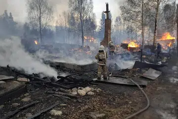 KEBAKARAN HUTAN YANG KIAN LUMRAH: Anggota bomba memadam api dalam satu kebakaran liar di Ridder, Kazakhstan pada 10 Mei 2021. - Foto REUTERS 
