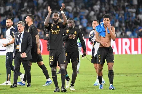 RAI KEMENANGAN: Jude Bellingham menjaringkan gol dan membantu menewaskan juara Italy, Napoli. 