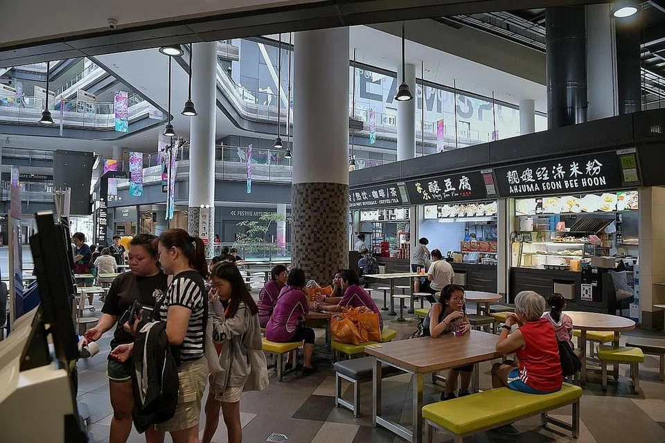 MUDAH DIKUNJUNGI: Pelanggan di pusat penjaja di Our Tampines Hub (OTH) yang diuruskan oleh OTMH, salah satu pusat penjaja SEHC. - Foto fail