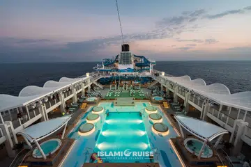 Kapal Aroya mampu memuatkan lebih 3,300 penumpang dalam 1,678 kabinnya.