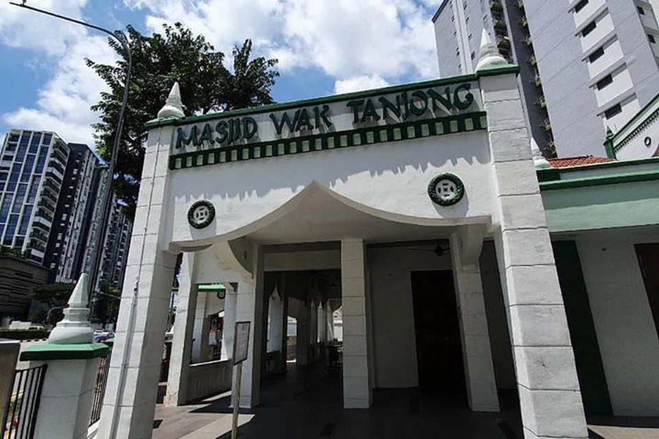  BANTUAN RAMADAN: Maybank Islamic memperuntukkan $10,000 untuk 80 keluarga berpendapatan rendah yang kebanyakannya berada di timur dan tengah Singapura dan telah mendaftar dengan Masjid Wak Tanjong dan Kelab Samrah Singapura.