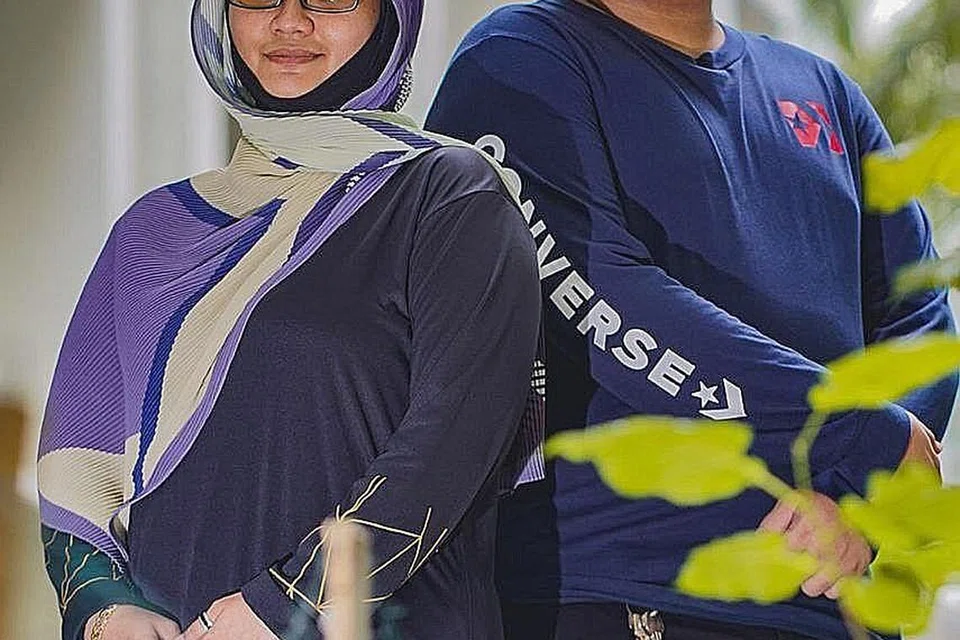 BERUBAH DEMI ANAK: Cik Susanty Yaakop yang pernah dimasukkan ke Pusat Pemulihan Dadah (DRC) pada 2011 berkata anaknya, Mas Haziq Solihin Mas Omar (kanan), merupakan tunggak sokongan utamanya selepas anaknya yang pada ketika itu berusia hanya 10 tahun merayu kepada beliau agar berubah sambil memaafkan segala kesilapannya. - Foto BM oleh NUR DIYANA TAHA