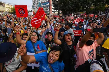 PERJUANGAN RAKYAT: Tindakan junta tentera Myanmar memutuskan talian perhubungan dan Internet mencetuskan bantahan besar-besaran, dengan lebih ramai penduduk awam turun padang menyertai tunjuk perasaan di serata negara, termasuk di depan ibu pejabat Parti Liga Kebangsaan bagi Demokrasi (NLD) di Yangon, kelmarin. - Foto AFP