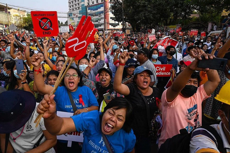 PERJUANGAN RAKYAT: Tindakan junta tentera Myanmar memutuskan talian perhubungan dan Internet mencetuskan bantahan besar-besaran, dengan lebih ramai penduduk awam turun padang menyertai tunjuk perasaan di serata negara, termasuk di depan ibu pejabat Parti Liga Kebangsaan bagi Demokrasi (NLD) di Yangon, kelmarin. - Foto AFP