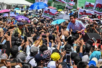 Calon naib presiden, Encik Gibran Rakabuming Raka yang juga anak Presiden Joko ‘Jokowi’ Widodo duduk lebih tinggi daripada penyokong semasa perhimpunan kempennya di Gelora Delta Sidoarjo di Sidoarjo, wilayah Jawa Timur pada 28 Januari sedang Majlis Etika Organisasi Pilihan Raya  mendapati Suruhanjaya Pilihan Raya Umum (KPU) menyalahi etika mencalonkan Encik Gibran sebagai calon naib presiden.