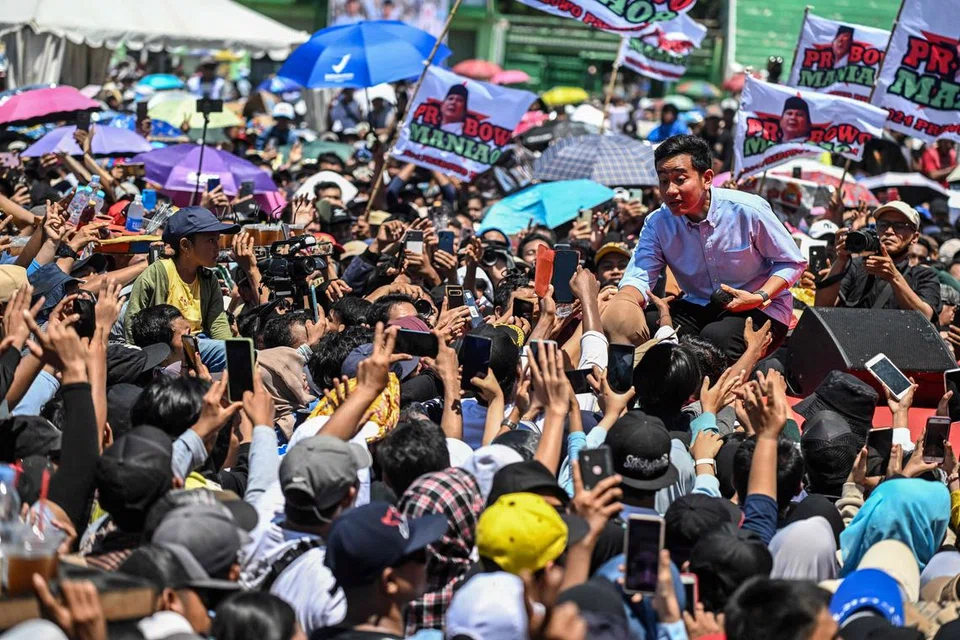 Calon naib presiden, Encik Gibran Rakabuming Raka yang juga anak Presiden Joko ‘Jokowi’ Widodo duduk lebih tinggi daripada penyokong semasa perhimpunan kempennya di Gelora Delta Sidoarjo di Sidoarjo, wilayah Jawa Timur pada 28 Januari sedang Majlis Etika Organisasi Pilihan Raya  mendapati Suruhanjaya Pilihan Raya Umum (KPU) menyalahi etika mencalonkan Encik Gibran sebagai calon naib presiden.
