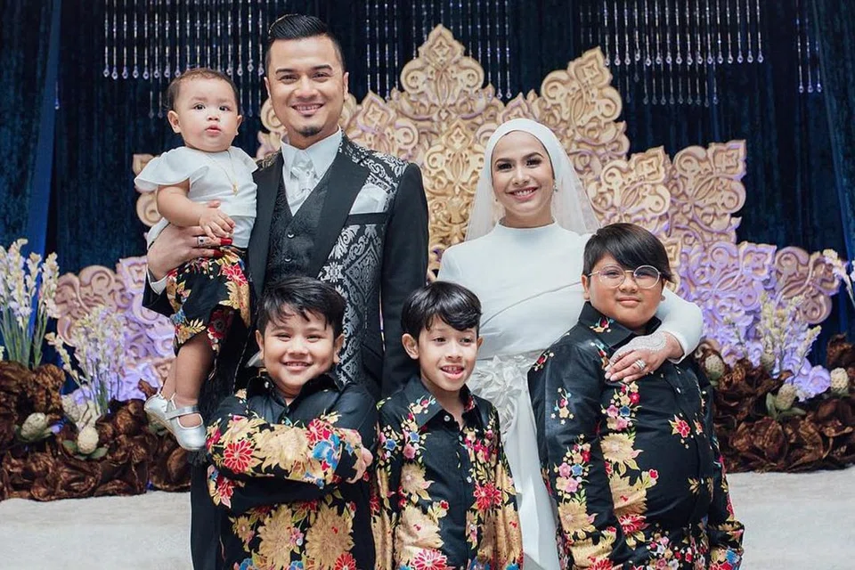KUKUHKAN HUBUNGAN: Datuk Fazley Yaakob bersanding semula dengan isteri Datin Azrene Soraya Abdul Aziz Selasa lalu selepas 13 tahun berumah tangga. - Foto INSTAGRAM FAZLEY YAAKOB