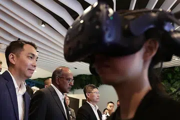 MAKMAL: Syarikat KPMG telah melancarkan Makmal Kecerdasan Buatan Realiti Maya yang merupakan sebahagian usaha KPMG untuk menyokong transformasi digital di Singapura baru-baru ini. Tetamu terhormat ialah Menteri Ehwal Dalam Negeri, Encik K. Shanmugam. - Foto BH oleh KELVIN CHNG
