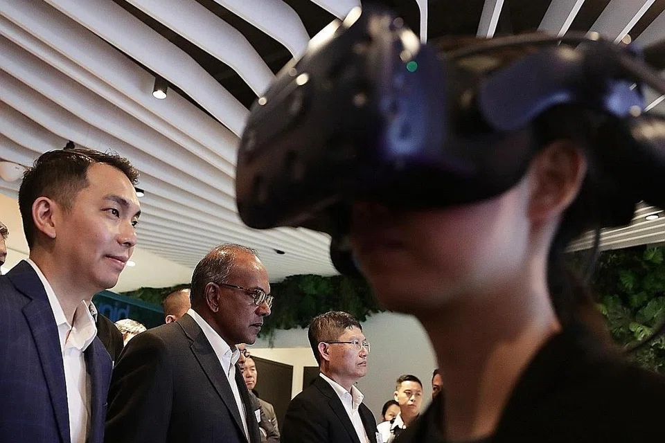 MAKMAL: Syarikat KPMG telah melancarkan Makmal Kecerdasan Buatan Realiti Maya yang merupakan sebahagian usaha KPMG untuk menyokong transformasi digital di Singapura baru-baru ini. Tetamu terhormat ialah Menteri Ehwal Dalam Negeri, Encik K. Shanmugam. - Foto BH oleh KELVIN CHNG