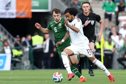 Penyerang lincah Qatar, Akram Afif (kanan), bakal menjadi ancaman utama yang perlu diawasi oleh benteng pertahanan Switzerland menerusi kreativiti dan visinya.
