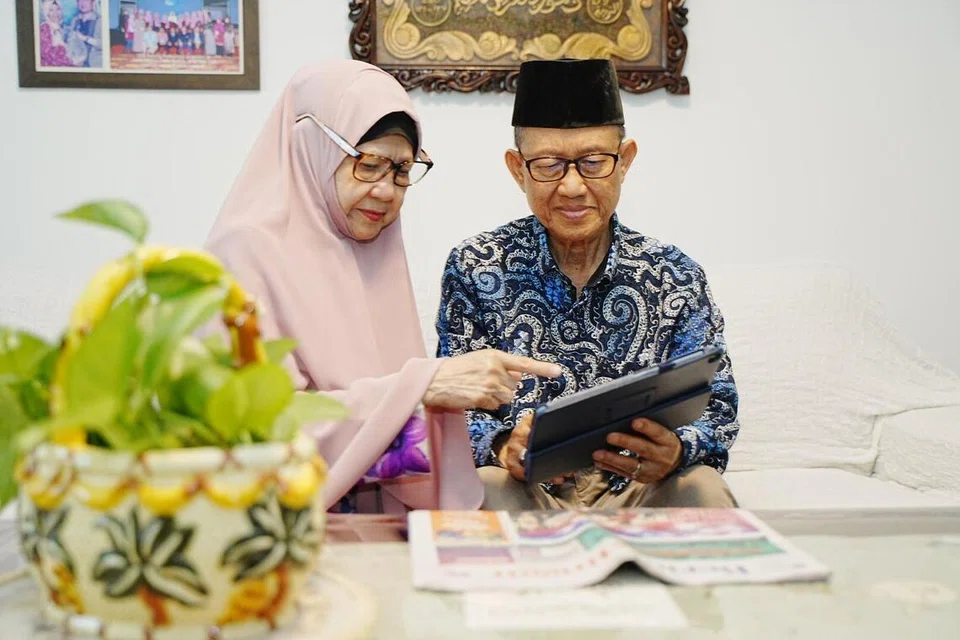 Encik Supki Sidek tidak ketinggalan dalam arus teknologi dan kini selesa menatal iPad untuk membaca BH. Bersama dalam gambar ialah isterinya, Cik Absah Mohamad.