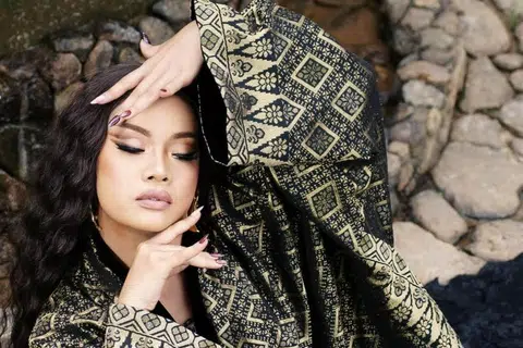 Mimi Fly kelihatan lebih sopan, sekali gus membuktikan dirinya menerima teguran berhubung penampilan tidak sesuai dengan konsep Hari Raya.