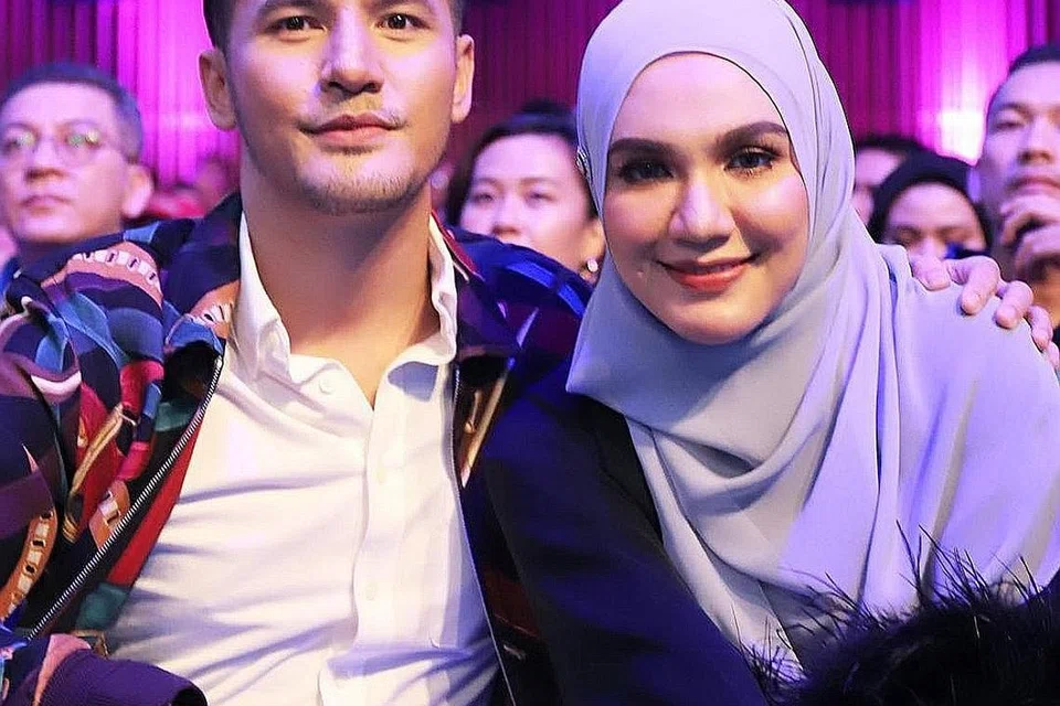 TERIMA KUTUKAN: Datuk Aliff Syukri dikatakan tidak peka apabila menggunakan perkataan seperti 'wanita hodoh' ketika mempromosikan produk pemutihnya di konsert 'Gegar Vaganza 5' Ahad lalu. Bersamanya ialah isteri Datin Seri Nur Shahida Mohd Rashid.