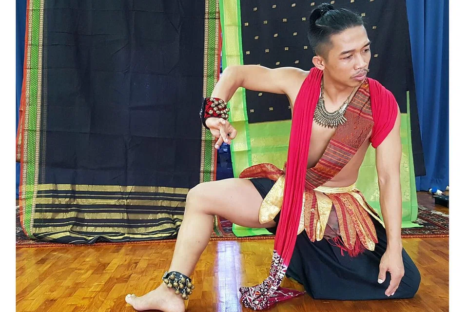 PEMENTASAN TARI: Penari asal Surabaya, Dian Nova Saputra atau dikenali sebagai Bokir, telah mempelajari tari klasikal asal India, bharatanatyam, dan akan mempersembahkan pementasan tari Pancha - Murmurs in the Wind esok dan lusa di sisi penari dan jurutari kumpulan Maya Dance Theatre, Shahrin Johry. - Foto MAYA DANCE THEATRE