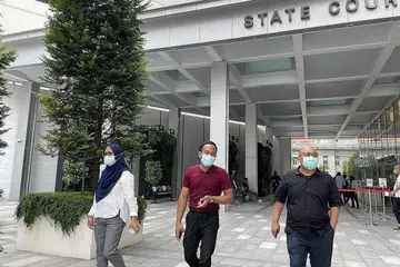 HADIR DI MAHKAMAH: Keluarga Cik Nuruljannah - (dari kiri) ibu Anisah Salim, abang Muhd Azeem Razib dan bapa Mohammad Razib Samsudin - hadir di mahkamah semalam untuk mendengar keputusan tuntutan pampasan kecuaian yang dibuat terhadap kedua penunggang motosikal terbabit. - Foto BH oleh FAKHRURADZI ISMAIL 